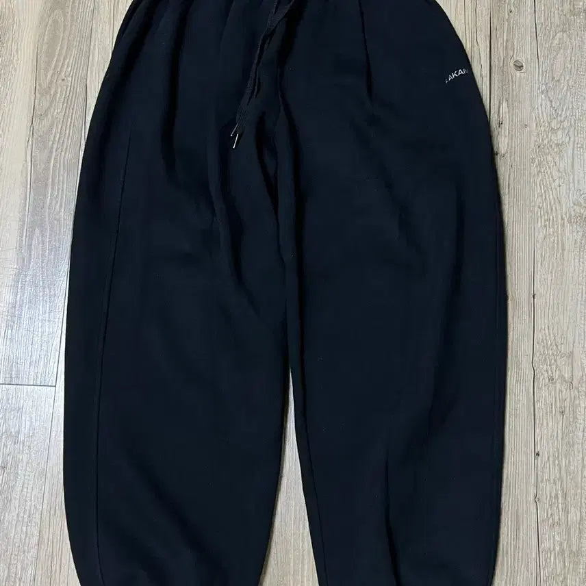 [BUNJANG] Acm Cross Patch Sweatpants Black / 아캄 크로스 패치 스웻팬츠 (2)