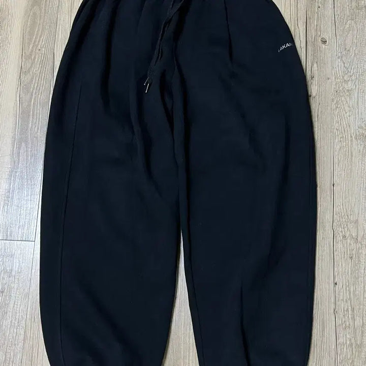 [BUNJANG] Acm Cross Patch Sweatpants Black / 아캄 크로스 패치 스웻팬츠 (2)