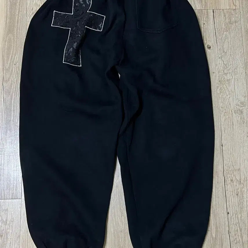 [BUNJANG] Acm Cross Patch Sweatpants Black / 아캄 크로스 패치 스웻팬츠 (2)