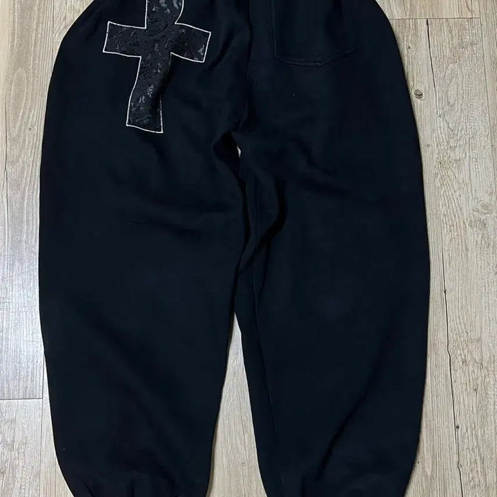 [BUNJANG] Acm Cross Patch Sweatpants Black / 아캄 크로스 패치 스웻팬츠 (2)