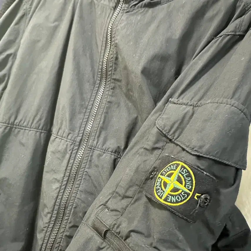[BUNJANG] Stone Island Naslan Black Windbreaker / 스톤아일랜드 나슬란 블랙 바람막이
