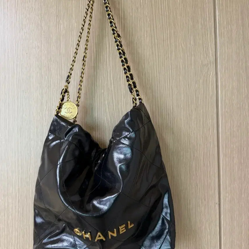 [BUNJANG] Black Shoulder Bag with Gold Logo / 블랙 숄더백 금장 로고
