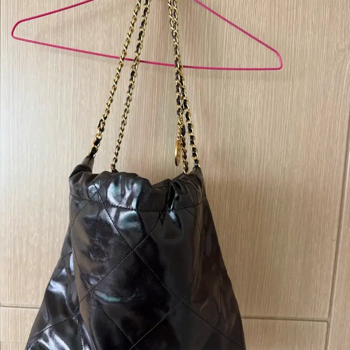 [BUNJANG] Black Shoulder Bag with Gold Logo / 블랙 숄더백 금장 로고
