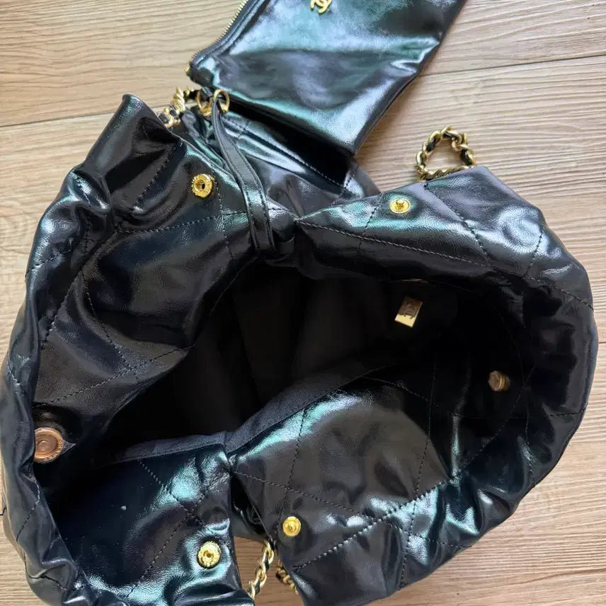 [BUNJANG] Black Shoulder Bag with Gold Logo / 블랙 숄더백 금장 로고