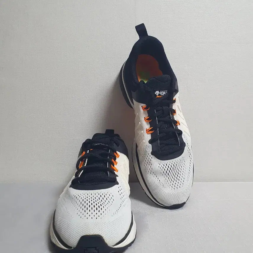 [BUNJANG] Descente Tonic 3.0 Running Shoes White Black Orange 280mm / 데상트 토닉 3.0 러닝화 화이트 블랙 오렌지 280mm