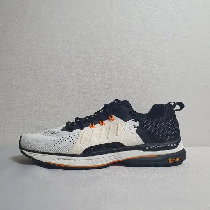 [BUNJANG] Descente Tonic 3.0 Running Shoes White Black Orange 280mm / 데상트 토닉 3.0 러닝화 화이트 블랙 오렌지 280mm