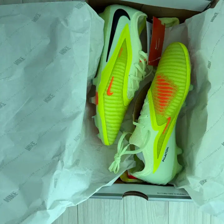 [BUNJANG] Nike Phantom Fluorescent Soccer Cleats / 나이키 팬텀 축구화 형광색