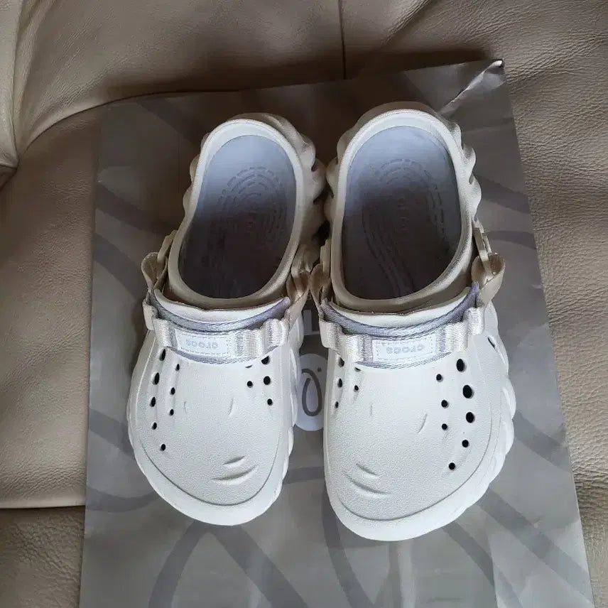 [BUNJANG] Crocs Sandals (Size M6/W8) with Jibbitz / 크록스샌들m6w8사이즈+지비츠