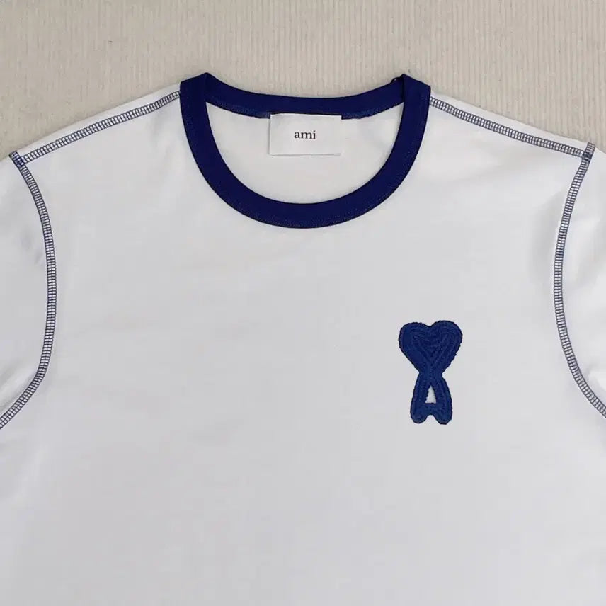 [BUNJANG] AMI Small Logo Casual T-Shirt White Embroidery / 아미 반발티  화이트  자수  스몰로고  캐쥬얼