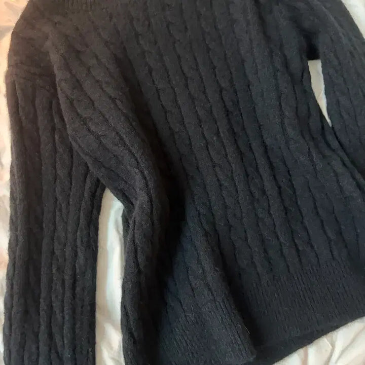 [BUNJANG] Black Cable Knit Sweater / 블랙 케이블 니트 스웨터