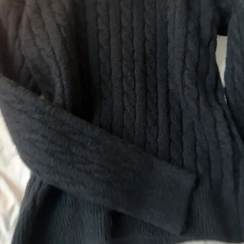 [BUNJANG] Black Cable Knit Sweater / 블랙 케이블 니트 스웨터