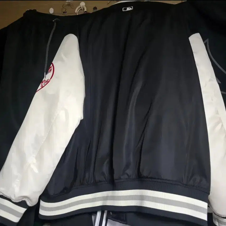 [BUNJANG] MLB Signature Nylon Varsity Jacket New York Yankees (Size L) / 시그니처 나일론 바시티자켓 뉴욕양키스 L사이즈 급전X 가격인하 없음