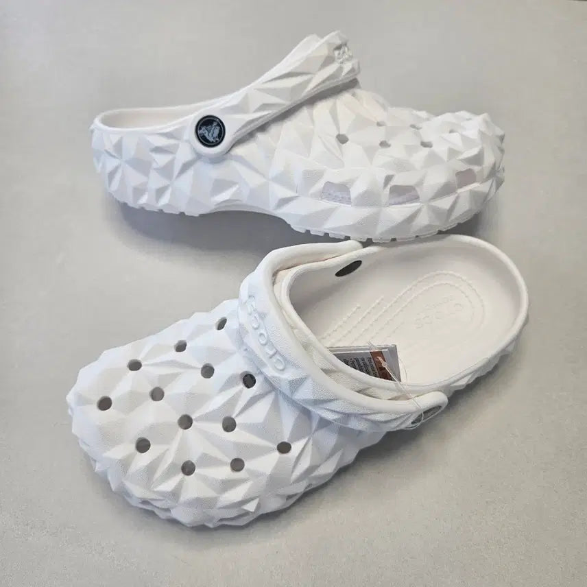 [BUNJANG] Crocs Geometric White Shoes (240) / 크록스 지오메트릭 화이트 240 새상품