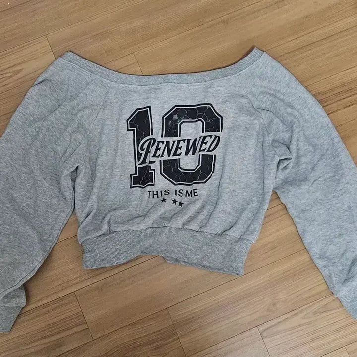 [BUNJANG] Renewed Off-Shoulder Cropped Sweatshirt / 리뉴드 오프숄더 크롭 맨투맨