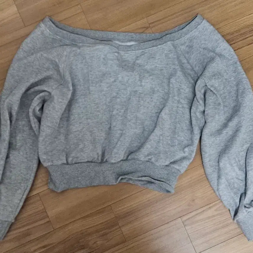 [BUNJANG] Renewed Off-Shoulder Cropped Sweatshirt / 리뉴드 오프숄더 크롭 맨투맨