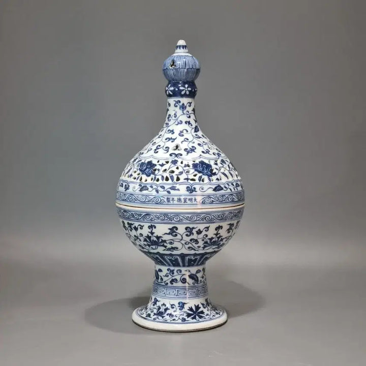 [BUNJANG] Ming Dynasty Xuande Period Celadon Porcelain Blue and White Floral Motif Covered Censer / 대명선덕년제 청화전지화훼문유개향로. 높이 43