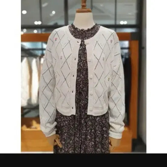 [BUNJANG] Thursday Island Embroidered Flower Cardigan / 써스데이아일랜드 플라워자수가디건