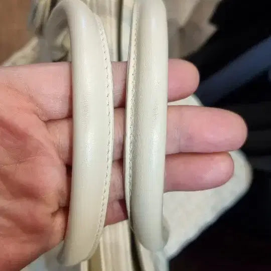 [BUNJANG] Metrociti Ivory Quilted Tote Bag with Tassel / 메트로시티 아이보리 퀼팅 토트백 + 태슬