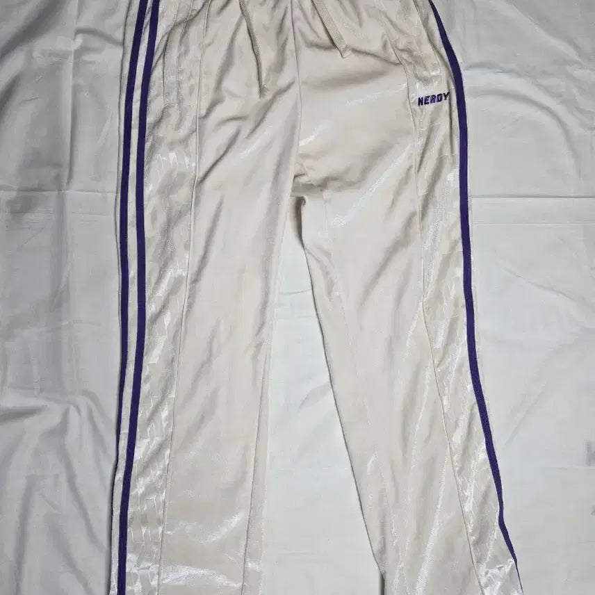 [BUNJANG] Nerdy DNA Block Velvet Track Pants Cream / 널디(Nerdy) DNA 블록 벨벳 트랙 팬츠 크림 색상