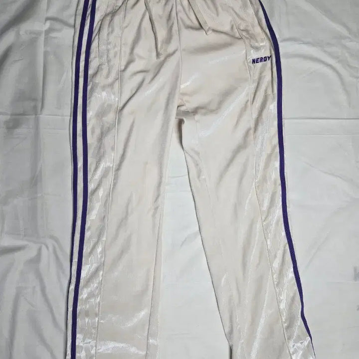 [BUNJANG] Nerdy DNA Block Velvet Track Pants Cream / 널디(Nerdy) DNA 블록 벨벳 트랙 팬츠 크림 색상