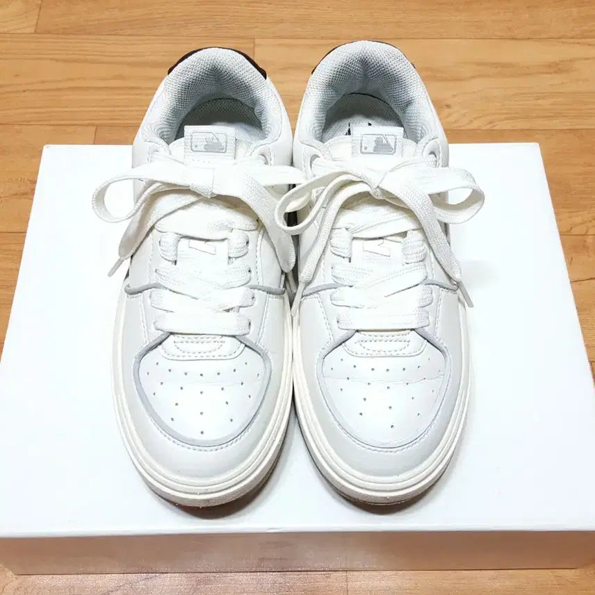 [BUNJANG] MLB Chunky Liner NY Leather Sneakers White Black / MLB 청키 라이너 NY/경량 가죽 운동화 230-볼날씬235 거의새것