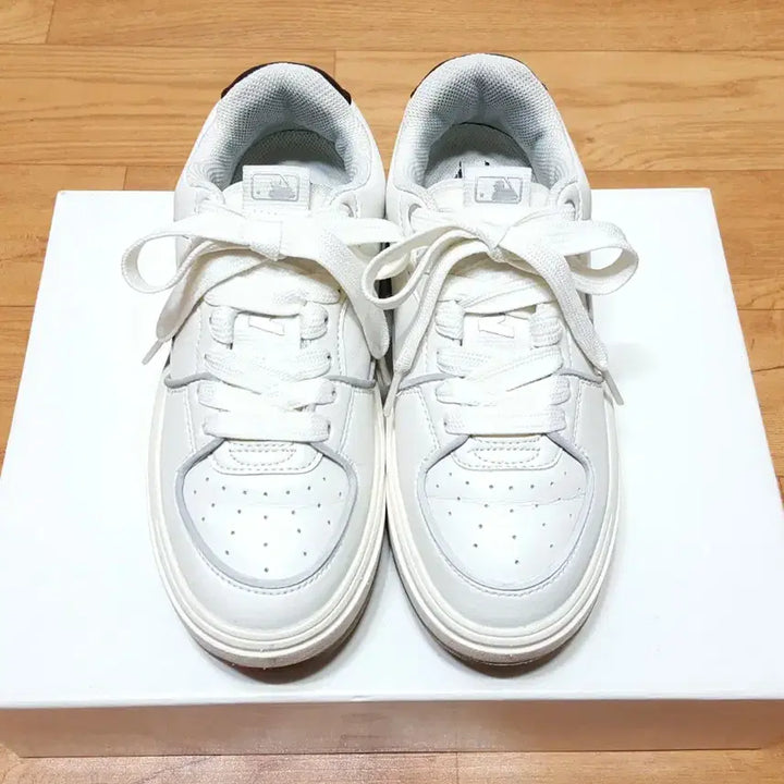 [BUNJANG] MLB Chunky Liner NY Leather Sneakers White Black / MLB 청키 라이너 NY/경량 가죽 운동화 230-볼날씬235 거의새것