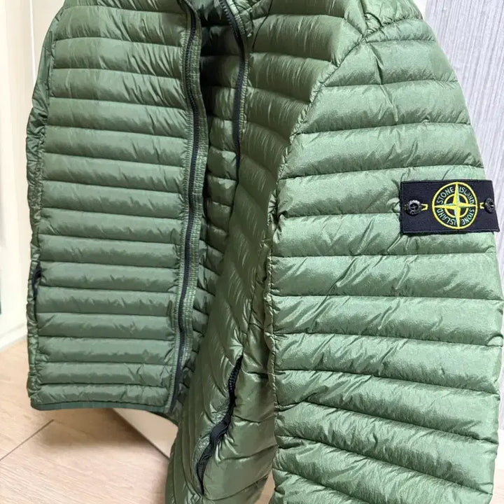 [BUNJANG] Stone Island 22FW Lightweight Down Jacket Olive Green L Size / 22fw 스톤아일랜드 경량패딩 올리브그린 L사이즈