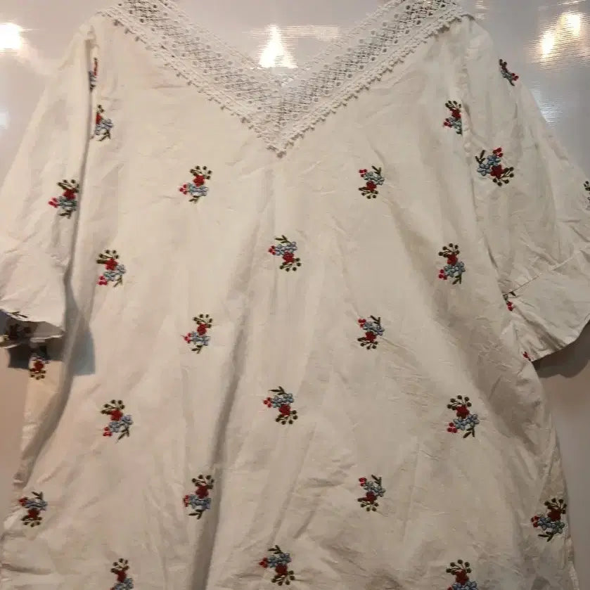 [BUNJANG] Jstyle White Embroidered Blouse / Jstyle 화이트 자수 블라우스