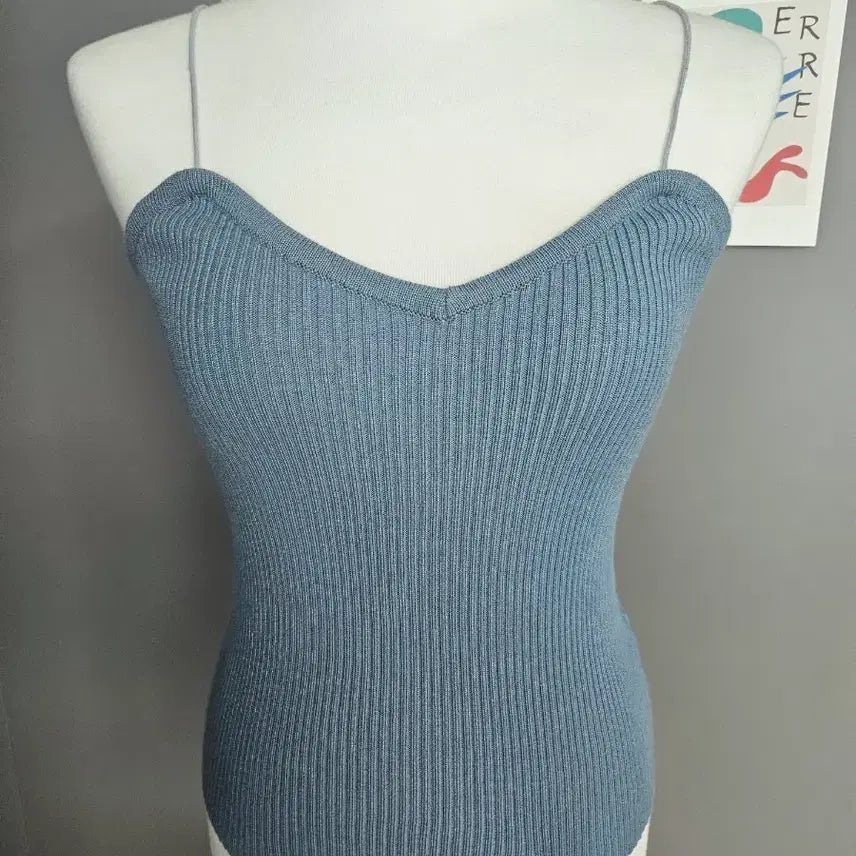 [BUNJANG] V-Neck Ribbed Spaghetti Strap Tank Top / 브이넥 골지 끈나시