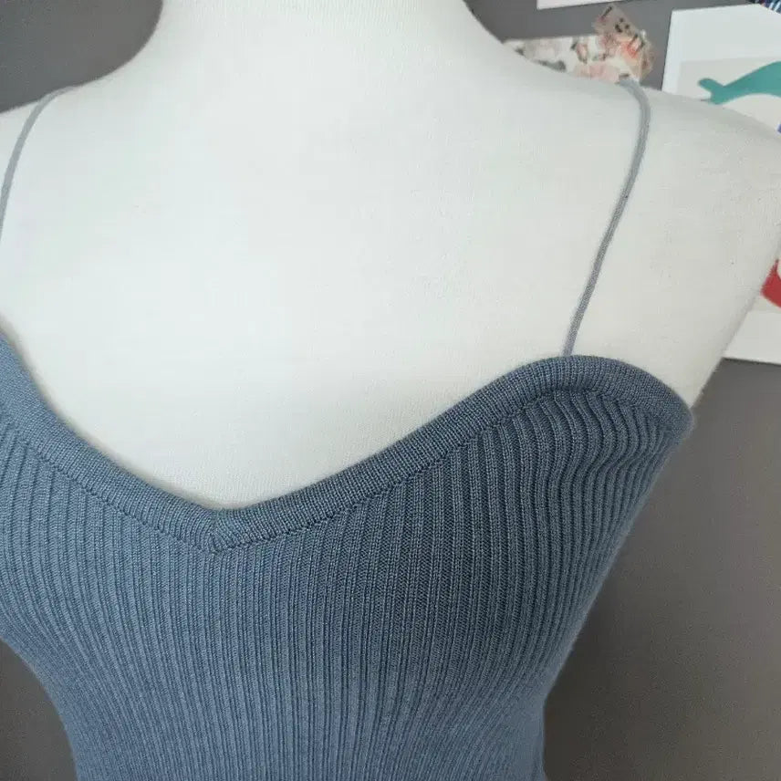 [BUNJANG] V-Neck Ribbed Spaghetti Strap Tank Top / 브이넥 골지 끈나시