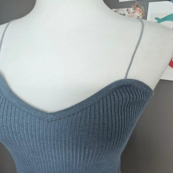 [BUNJANG] V-Neck Ribbed Spaghetti Strap Tank Top / 브이넥 골지 끈나시
