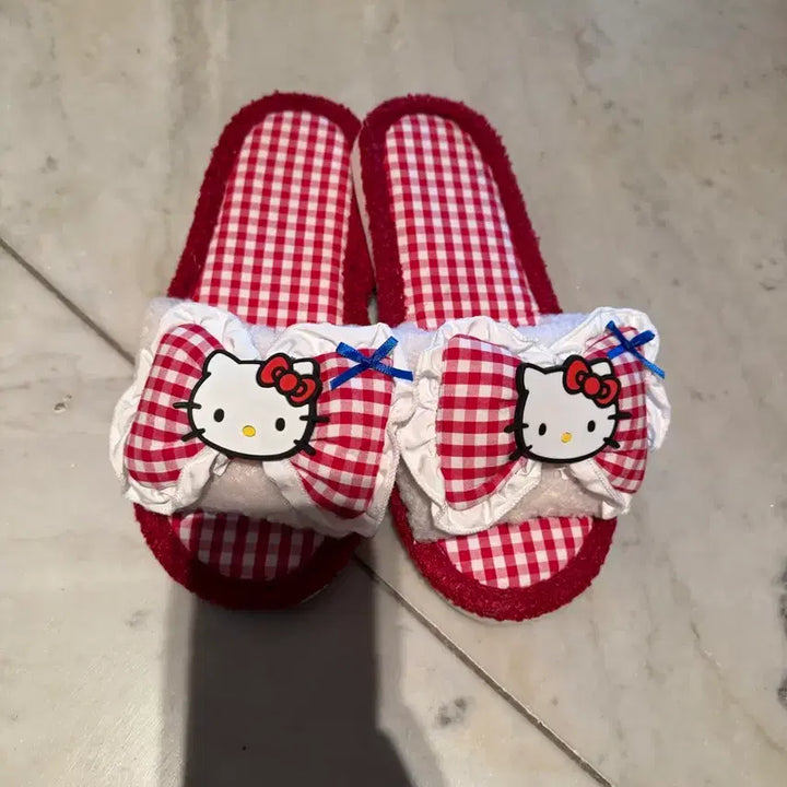 [BUNJANG] Hello Kitty Checkered Slippers / 헬로키티 체크 슬리퍼 실내화
