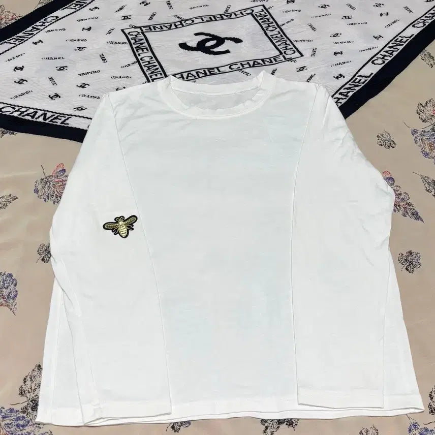 [BUNJANG] White Bee Embroidery Long Sleeve T-Shirt / 화이트 벌 자수 긴팔 티셔츠 새상품