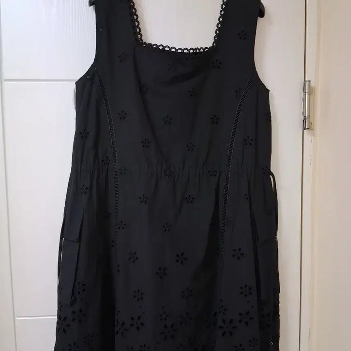 [BUNJANG] Juicy Judy Black Eyelet Punching Dress / 주시주디 블랙 아일렛 펀칭 원피스