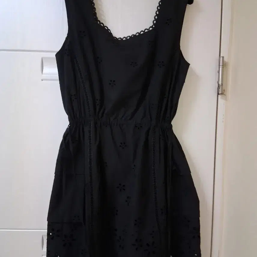 [BUNJANG] Juicy Judy Black Eyelet Punching Dress / 주시주디 블랙 아일렛 펀칭 원피스