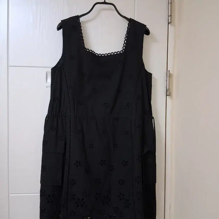 [BUNJANG] Juicy Judy Black Eyelet Punching Dress / 주시주디 블랙 아일렛 펀칭 원피스