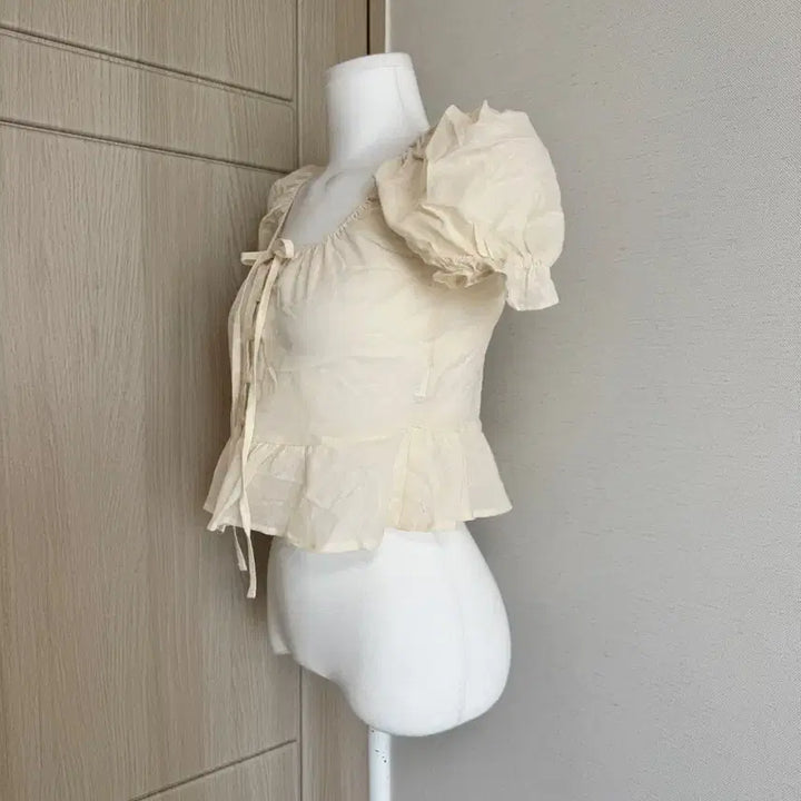 [BUNJANG] Puff Blouse with Shirring and Ribbon Detail / 새상품) 퍼프 블라우스 셔링 리본
