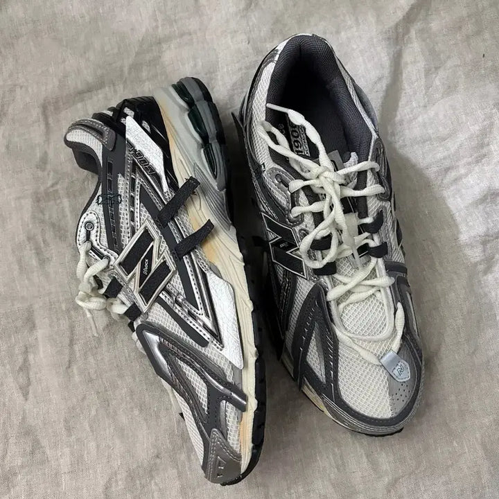 [SOLD OUT] [275] 뉴발란스 1906A 실버 메탈릭 캐슬락, 레터링 끈 3종 포함