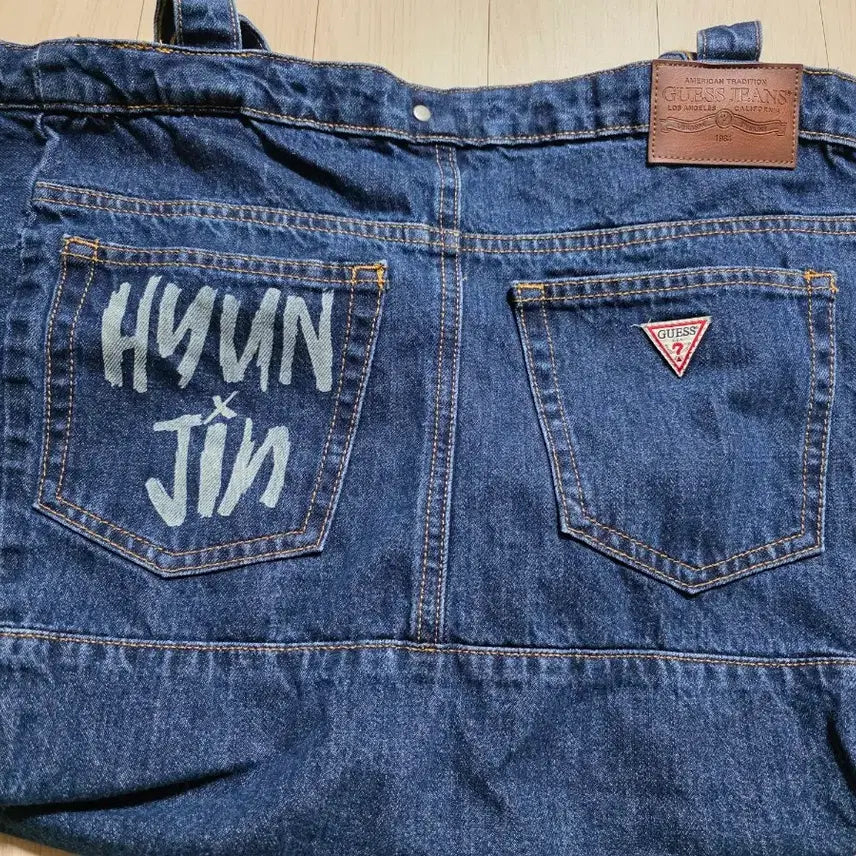 [BUNJANG] Stray Kids x GUESS HyunJin Engraved Denim Tote Bag / 게스 팝업 현진 각인 데님 가방 토트백