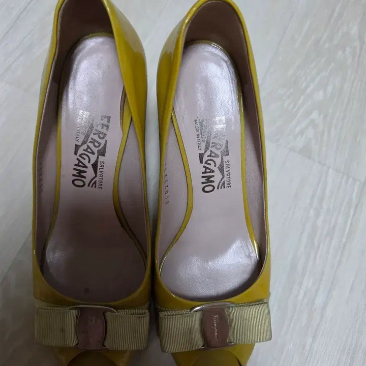 [BUNJANG] Salvatore Ferragamo Yellow Vara Heel Shoes (Size 235) / 페라가모 옐로우 바라 힐 235
