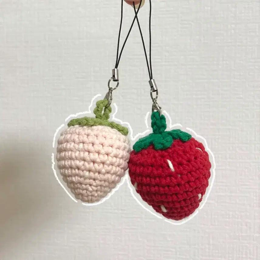 [BUNJANG] Bboyong Strawberry Knitted Keychain / 뽀용 딸기 뜨개 키링
