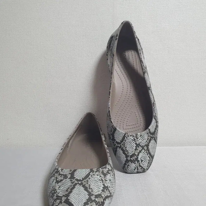 [BUNJANG] Crocs Sloane Graphic Flat Shoes Mushroom / 230mm 크록스 슬론 그래픽 플랫슈즈 머쉬룸