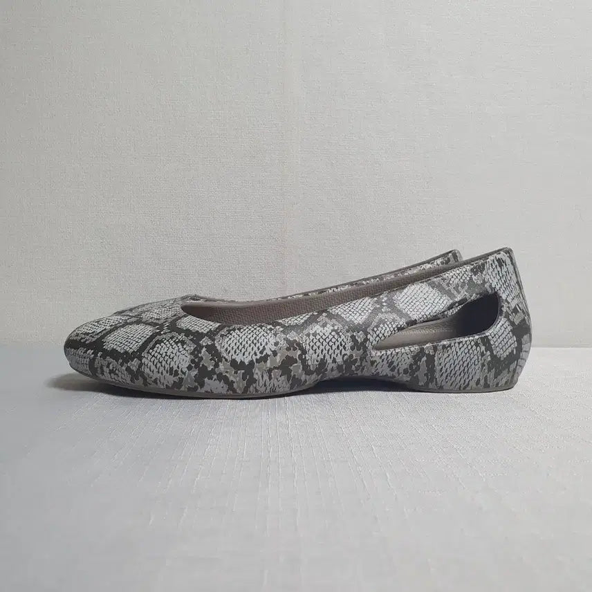 [BUNJANG] Crocs Sloane Graphic Flat Shoes Mushroom / 230mm 크록스 슬론 그래픽 플랫슈즈 머쉬룸