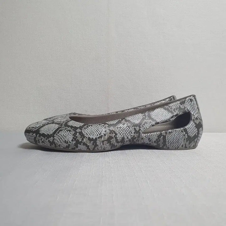 [BUNJANG] Crocs Sloane Graphic Flat Shoes Mushroom / 230mm 크록스 슬론 그래픽 플랫슈즈 머쉬룸