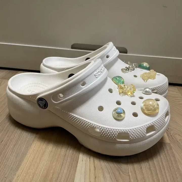 [SOLD OUT] 크록스 클래식 플랫폼 클로그 화이트 230 W6