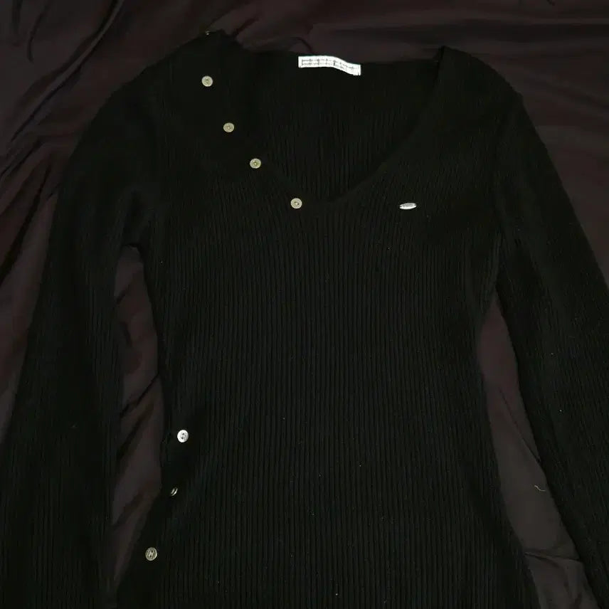 [BUNJANG] Bohemian Seoul Button V-Neck Slit Knit / 보헤미안서울 버튼 브이넥 슬릿 니트 BUTTON SLIT KNIT