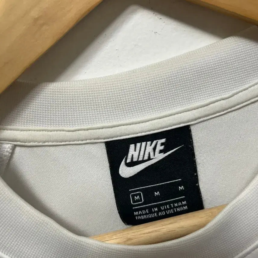 [BUNJANG] Nike Swoosh Sweatshirt White M / 나이키 스우시 맨투맨 화이트 MCMCXXII M