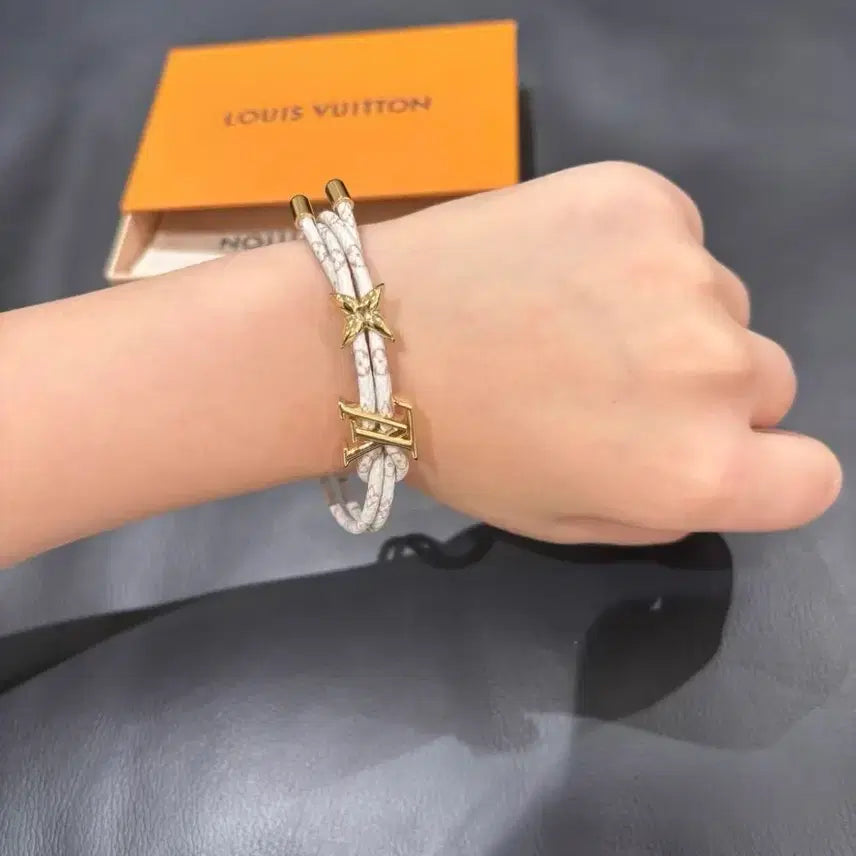 [BUNJANG] Louis Vuitton Flower White Bracelet / 루이비통 플라워 화이트 팔찌