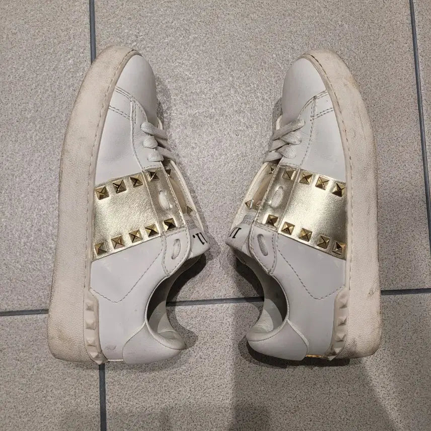 [BUNJANG] Valentino Garavani White Gold Studded Sneakers / 발렌티노 화이트 스니커즈 35