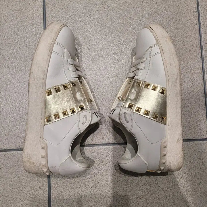 [BUNJANG] Valentino Garavani White Gold Studded Sneakers / 발렌티노 화이트 스니커즈 35
